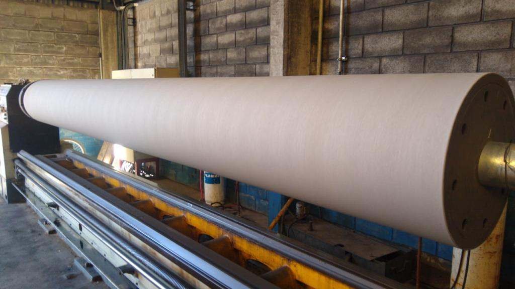 Rodillo de arrastre de 4 metros recubierto con WCCo, montado en el torno